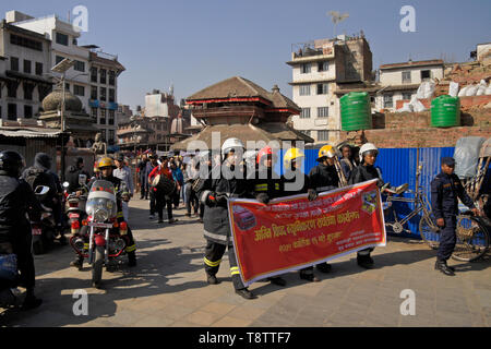 I vigili del fuoco e della popolazione locale in marcia per la prevenzione degli incendi e la consapevolezza della sicurezza, Durbar Square, Kathmandu, Nepal Foto Stock