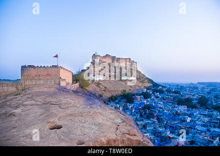 Città blu e Forte Mehrangarh su per la collina di Jodhpur, Rajasthan, India - Immagine Foto Stock