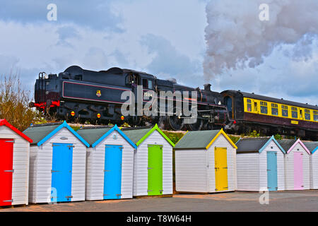 Il motore No.75014-'Braveheart",a British Railways 4-6-0 standard classe 4 locomotore del Dartmouth Steam Railway,si diparte la Goodrington Sands Station Foto Stock