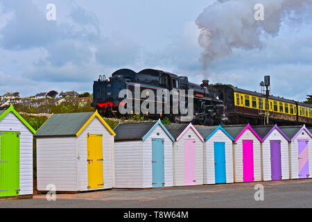 Il motore No.75014-'Braveheart",a British Railways 4-6-0 standard classe 4 locomotore del Dartmouth Steam Railway,si diparte la Goodrington Sands Station Foto Stock