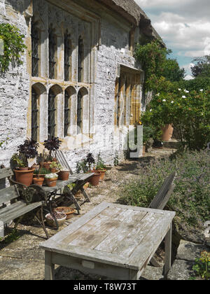 La parte esterna del National Trust sacerdoti Casa di Muchelney nel Somerset, Inghilterra, Regno Unito Foto Stock