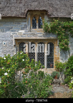 La parte esterna del National Trust sacerdoti Casa di Muchelney nel Somerset, Inghilterra, Regno Unito Foto Stock