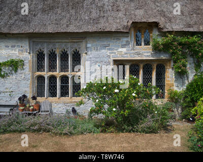 La parte esterna del National Trust sacerdoti Casa di Muchelney nel Somerset, Inghilterra, Regno Unito Foto Stock