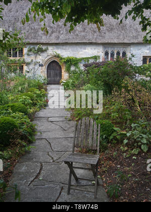 La parte esterna del National Trust sacerdoti Casa di Muchelney nel Somerset, Inghilterra, Regno Unito Foto Stock