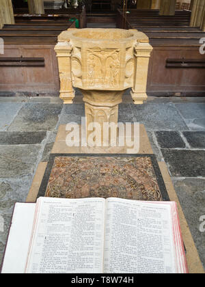 Il XV secolo hamstone fonte battesimale ottagonale nella chiesa di San Pietro e di San Paolo in Muchelney, Somerset, Inghilterra, Regno Unito Foto Stock