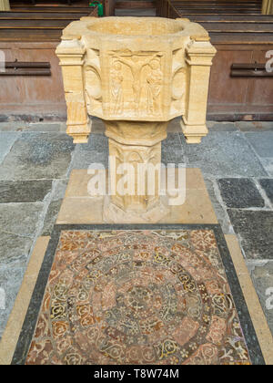 Il XV secolo hamstone fonte battesimale ottagonale nella chiesa di San Pietro e di San Paolo in Muchelney, Somerset, Inghilterra, Regno Unito Foto Stock