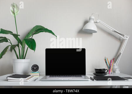 Moderno tavolo di lavoro vuoto con computer laptop e accessori in casa ufficio studio.designer freelance o blogger concetti idee.presentatio di sfondo Foto Stock