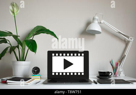 Filmato Video di contenuto o di online marketing concetti con segno di film sul computer portatile sul tavolo di lavoro. Foto Stock