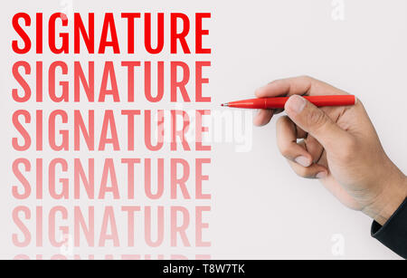 Firma e concetti unici con testo e maschio di mano che tiene la penna di colore rosso su sfondo bianco.Il successo aziendale di idee Foto Stock