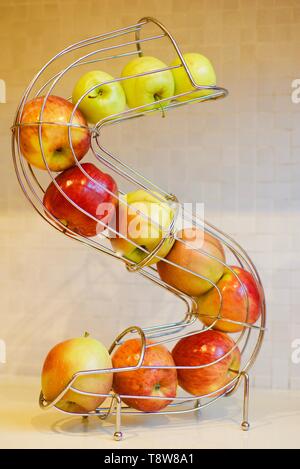 S a forma di cesto di frutta con le mele. Foto Stock