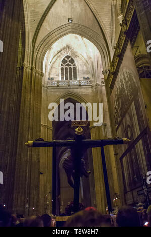 Siviglia il Consiglio delle Confraternite celebra la Via Crucis con la scultura del Santo Cristo della scadenza, appartenente alla fratellanza chiamato 'del Museo". Siviglia, Spagna, 10 marzo, 2014 Foto Stock