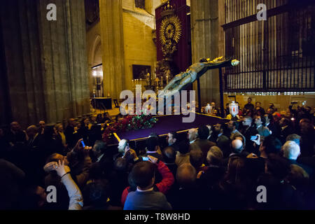 Siviglia il Consiglio delle Confraternite celebra la Via Crucis con la scultura del Santo Cristo della scadenza, appartenente alla fratellanza chiamato 'del Museo". Siviglia, Spagna, 10 marzo, 2014 Foto Stock