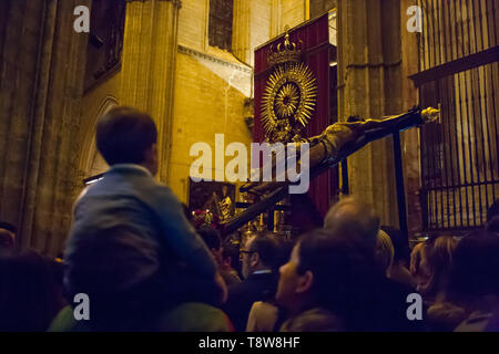 Siviglia il Consiglio delle Confraternite celebra la Via Crucis con la scultura del Santo Cristo della scadenza, appartenente alla fratellanza chiamato 'del Museo". Siviglia, Spagna, 10 marzo, 2014 Foto Stock