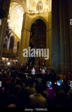 Siviglia il Consiglio delle Confraternite celebra la Via Crucis con la scultura del Santo Cristo della scadenza, appartenente alla fratellanza chiamato 'del Museo". Siviglia, Spagna, 10 marzo, 2014 Foto Stock