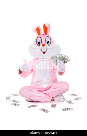 Coniglietto di pasqua coniglio con fan di dollari, celebra la pasqua. Ricco uomo fortunato detiene il denaro Hundred Dollar Bills Foto Stock