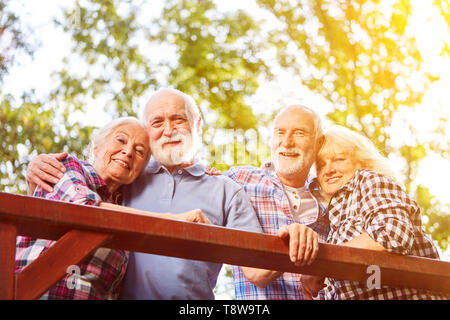 Due coppie di anziani in amore in estate in natura Foto Stock