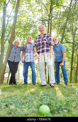 Senior group nel giardino di casa di riposo a giocare a bocce o a bocce Foto Stock