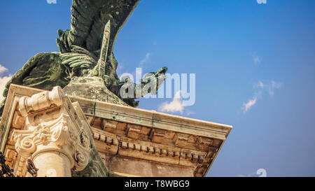 Turul Eagle statua al cancello principale del Castello di Buda a Budapest, Ungheria Foto Stock