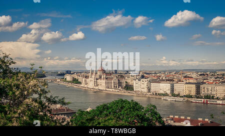 Vista di Budapest con il Palazzo del Parlamento e il Danubio dal Castello di Buda Foto Stock