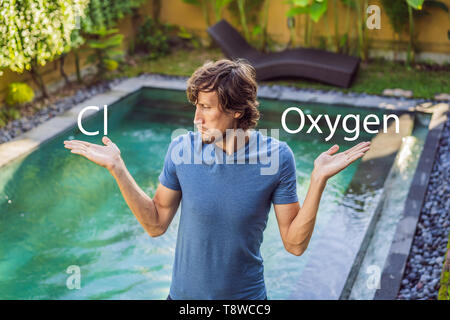 Uomo sceglie i prodotti chimici per la piscina cloro o ossigeno. Servizio piscina e le apparecchiature di pulizia chimica i prodotti e gli attrezzi Foto Stock