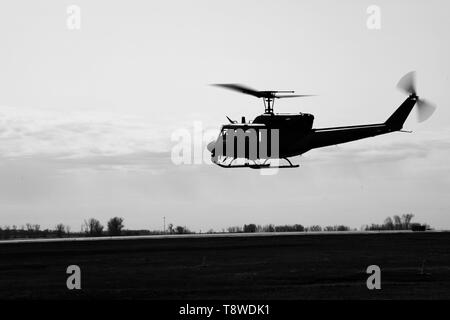 Un UH-1N Huey vola attraverso l'aria a Minot Air Force Base in North Dakota, 10 maggio 2019. Avieri assegnato alla 54th elicottero squadrone treno regolarmente per garantire che essi sono pronti in un attimo. (U.S. Air Force foto di Heather LeVeille) Foto Stock