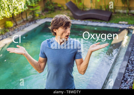 Uomo sceglie i prodotti chimici per la piscina cloro o ossigeno. Servizio piscina e le apparecchiature di pulizia chimica i prodotti e gli attrezzi Foto Stock