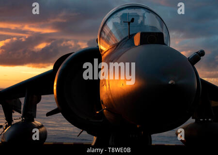 190508-N-IQ884-1001 OCEANO PACIFICO (8 maggio 2019) Un AV-8B Harrier II acclusa al Marine squadrone di attacco (VMA) 214 si siede sul ponte di volo di assalto anfibio nave USS Boxer (LHD 4). Marinai e Marines del Boxer anfibio gruppo pronto (ARG) e undicesimo Marine Expeditionary Unit (MEU) sono imbarcati sulla USS Boxer (LHD 4) su un regolarmente-distribuzione programmata. (U.S. Foto di Marina di Massa lo specialista di comunicazione 2a classe Dale M. Hopkins) Foto Stock