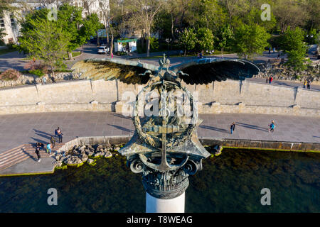 Vista ingrandita di iconico monumento al russo imbarcazioni affondate e Primorsky Boulevard dal Mar Nero a Sebastopoli Bay, la penisola della Crimea Foto Stock