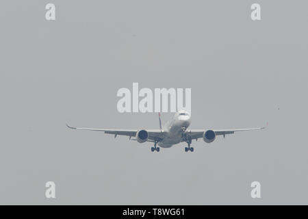 A Saigon, Vietnam - 11 maggio 2019. A7-AMA Latam Brasil (azionato dal Qatar Airways) Airbus A350-900 atterraggio all'Aeroporto Tan Son Nhat (SGN). Foto Stock