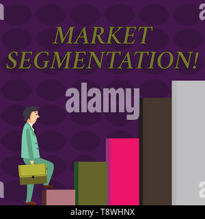Segno di testo che mostra la segmentazione del mercato. Business photo vetrina per dividere un mercato di potenziali clienti in gruppi proprietari portando una valigetta Foto Stock