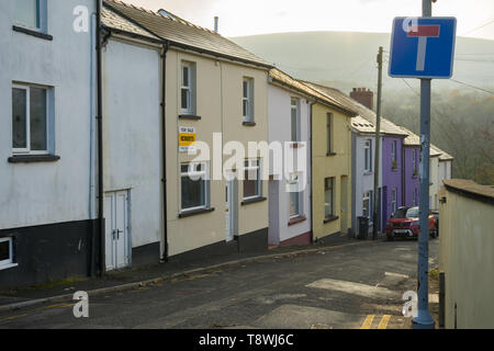 Tipico il Galles del Sud (gallese) street, case a schiera, Wales, Regno Unito Foto Stock