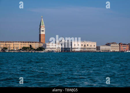 Vista sul Canal Grande, il Canal Grande, il Campanile di San Marco e Campanile di San Marco e il Palazzo Ducale e il Palazzo Ducale, la distanza Foto Stock