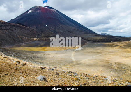 Vista del Monte Ngauruhoe - Mount Doom da Tongariro Alpine Crossing escursione con le nuvole sopra. Foto Stock