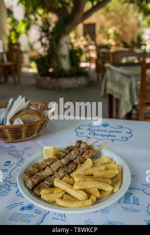 Souvlaki sul tavolo del ristorante tradizionale a Creta Foto Stock