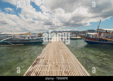 Una barca dal molo di legno in Luli isola, Honda Bay, Filippine Foto Stock