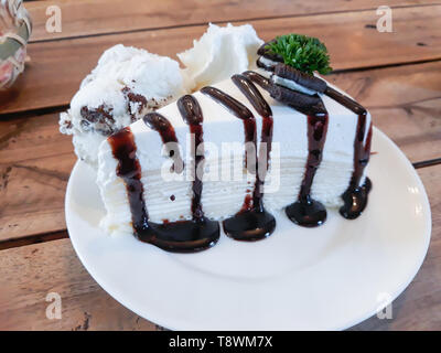 Torta arricciato con salsa di cioccolato e gelato su piastra Foto Stock