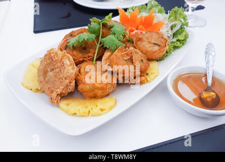 Fritti di polpa di granchio rotoli o Hoi Jo. Foto Stock