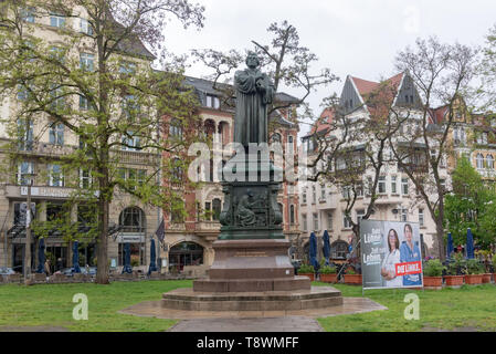 Eisenach, Germania - 11 Maggio 2019: vista del monumento di Lutero a Eisenach, Germania. Foto Stock