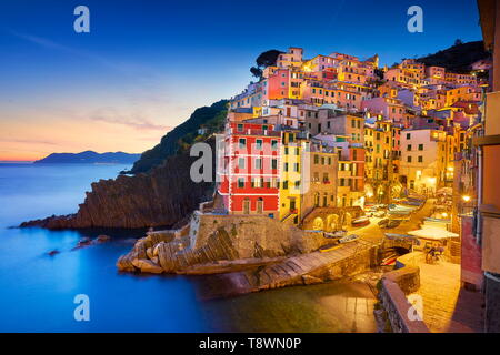 Riomaggiore al crepuscolo serale, Cinque Terre Liguria, Italia Foto Stock