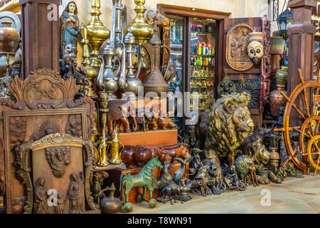 Vetrina del mercato arabo con negozio di souvenir in vecchio stile. Foto Stock
