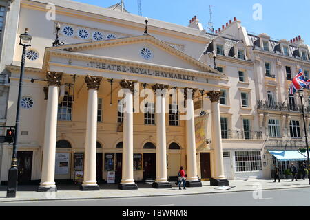 Vista frontale del Theatre Royal Haymarket di Londra, Regno Unito Foto Stock