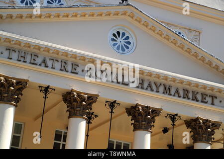 Vista frontale del Theatre Royal Haymarket di Londra, Regno Unito Foto Stock