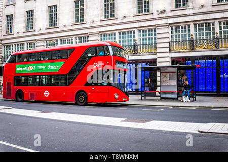 Bus rosso a due piani in Oxford Street, Londra Foto Stock