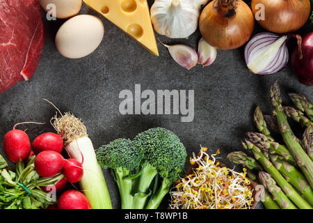 Fonti naturali di zolfo su sfondo grigio Foto Stock