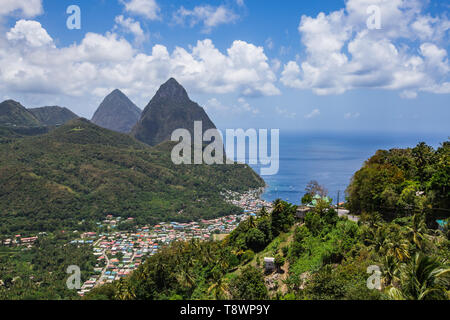 Vista di Soufriere, Santa Lucia, con il magnifico Pitons Foto Stock