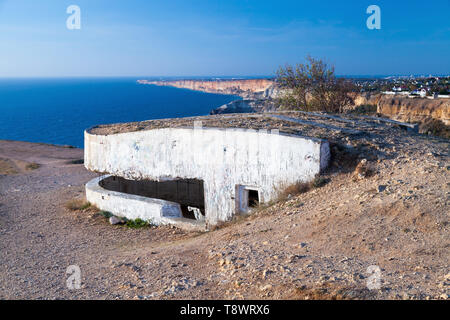 In cemento bianco bunker dal periodo della seconda guerra mondiale su Fiolent formazione di rocce. Il litorale del Mar Nero, Sebastopoli Foto Stock