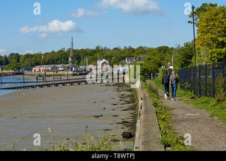 Dog walkers sul sentiero accanto al fiume Medway,inferiore Upnor, Kent, Regno Unito Foto Stock