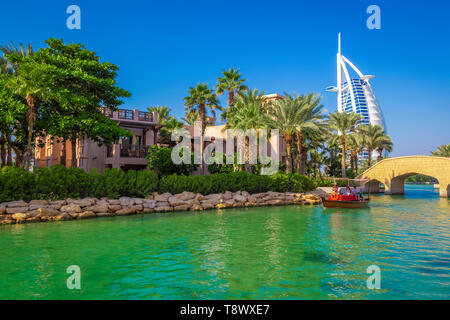 Dubai, Emirati Arabi Uniti - 29 Novembre 2018: Area Hotel Jumeirah Al Qasr. Costruita in stile residenza estiva della Sheikh. Si trova su di una spiaggia privata, in Foto Stock