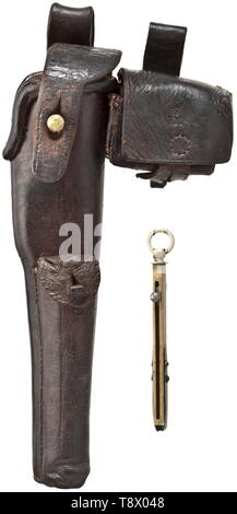 Una marina militare tedesca fondina con accessori borse per un Adams M/69 Revolver da Schilling fabbricazione, Suhl realizzato da una Colt M/57 fondina estendendo a 270 mm. Marrone scuro, forte di vacchetta con custodia per pezzi di ricambio cilindro e dotata di tasca anteriore per il primer box. Fascetta di chiusura e custodia di cilindro di ricambio sia con marina accettazione timbro corona/KM. Chiusura in ottone la manopola sulla custodia, pelle alterna su borse per accessori. Punti di cucitura in buon ordine. Molto buone condizioni generali. Inoltre un primer di ottone casella contrassegnata "K M 866', brunito supporti in acciaio. Pienamente funzionale. Nota: l'una, Additional-Rights-Clearance-Info-Not-Available Foto Stock