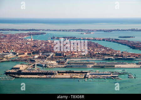 Vista aerea da un aeroplano sulla cosiddetta "città galleggiante' nella Laguna veneziana, Laguna di Venezia Foto Stock